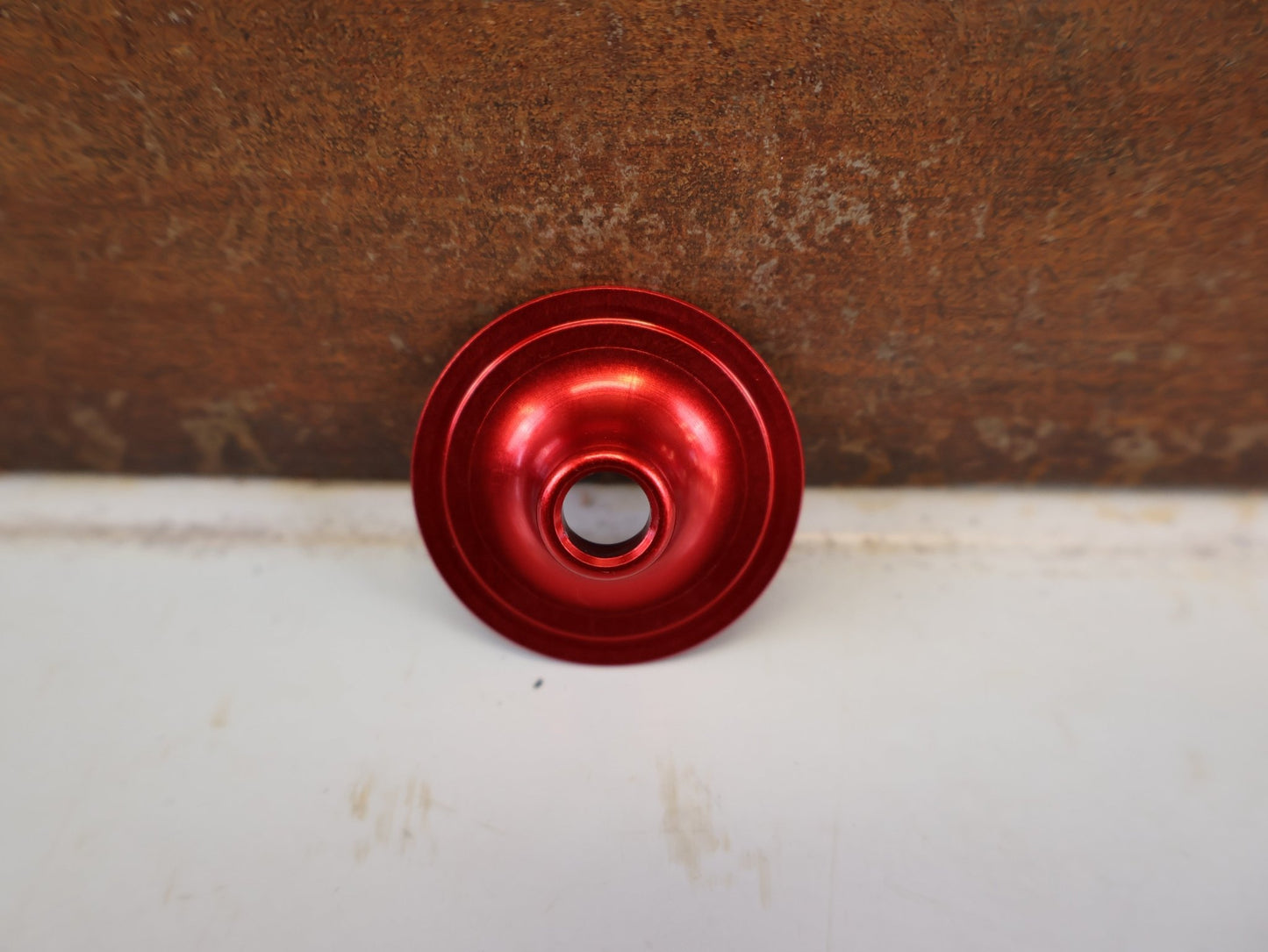 Zubehör von K-Edge, K-EDGE RACE TOP CAP AHEAD KAPPE 1 1/8"/ ROT INKL SCHRAUBE vor USEDBIKES-OB.DE Hintergrund