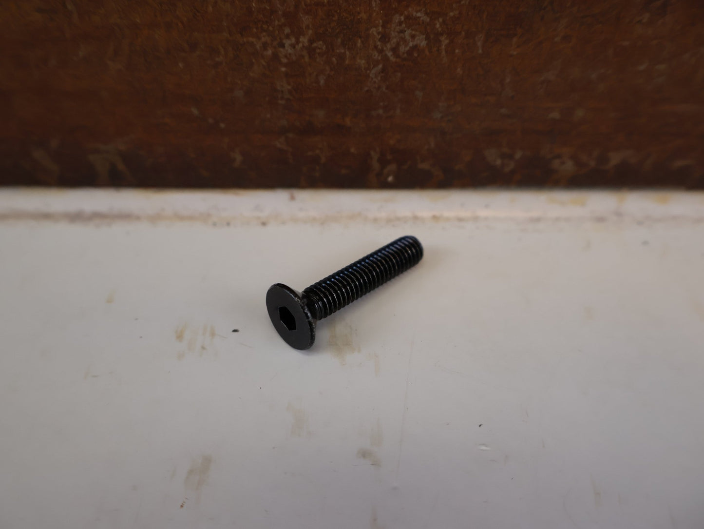 Zubehör von K-Edge, K-EDGE RACE TOP CAP AHEAD KAPPE 1 1/8"/ ROT INKL SCHRAUBE vor USEDBIKES-OB.DE Hintergrund