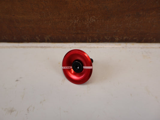 Zubehör von K-Edge, K-EDGE RACE TOP CAP AHEAD KAPPE 1 1/8"/ ROT INKL SCHRAUBE vor USEDBIKES-OB.DE Hintergrund