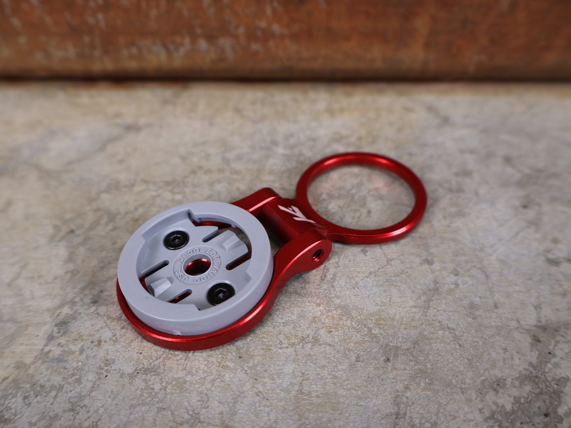 Computerhalterung von K - Edge, K - EDGE WAHOO RACE STEM MOUNT MIT TOP CAP – ROT – 1 - 1/8" – EINSTELLBAR vor USEDBIKES - OB.DE Hintergrund