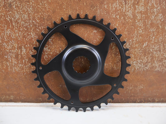 Kettenblatt von Kmc, KMC BOSCH GEN 3 E-BIKE KETTENBLATT 38 ZÄHNE 3MM OFFSET CRMO vor USEDBIKES-OB.DE Hintergrund
