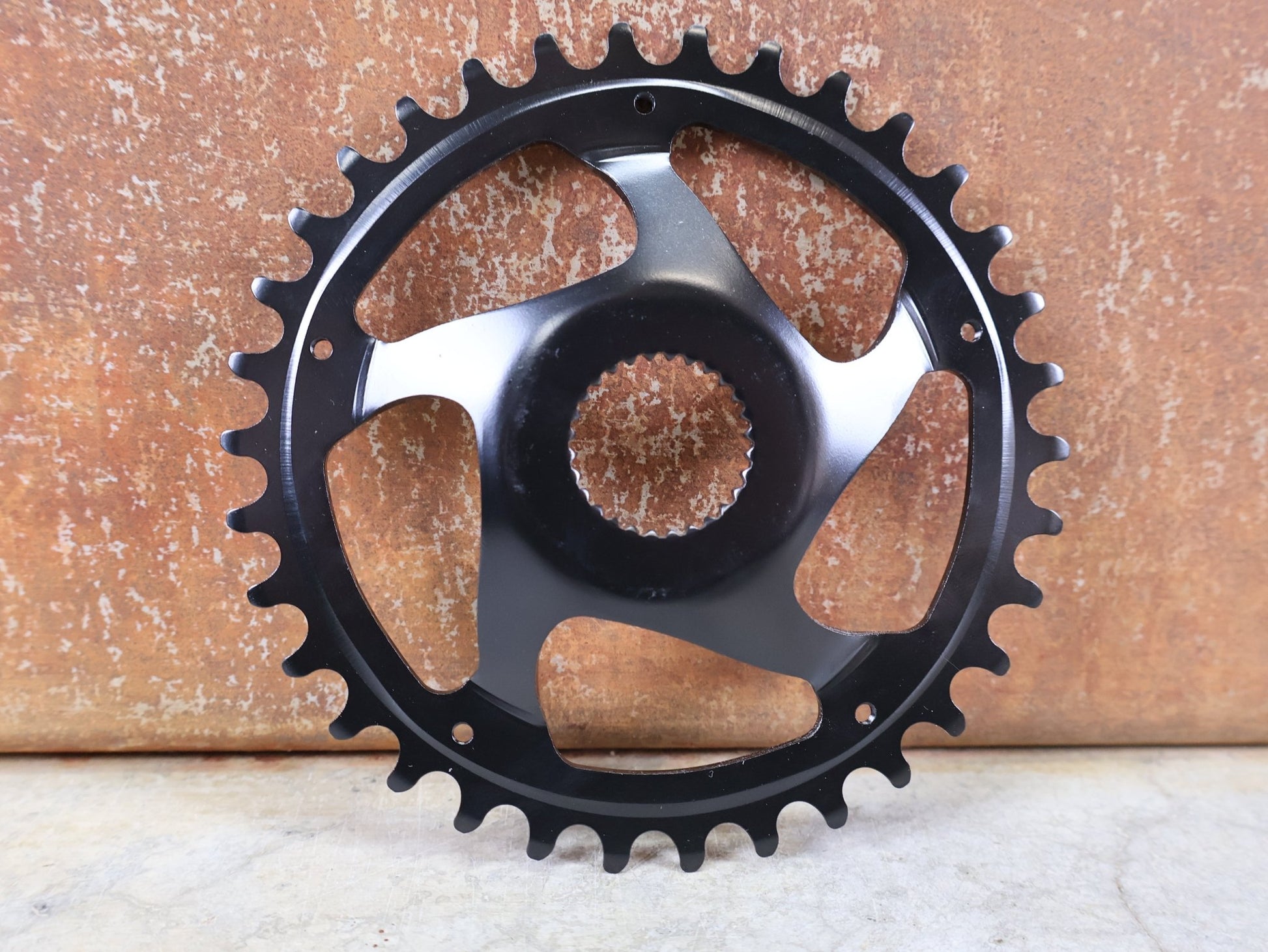 Kettenblatt von Kmc, KMC BOSCH GEN 4 E - BIKE KETTENBLATT 34T – 11/128" / 52 MM KETTENLINIE / CRMO vor USEDBIKES - OB.DE Hintergrund