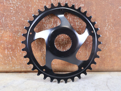 Kettenblatt von Kmc, KMC BOSCH GEN 4 E - BIKE KETTENBLATT 34T – 11/128" / 52 MM KETTENLINIE / CRMO vor USEDBIKES - OB.DE Hintergrund