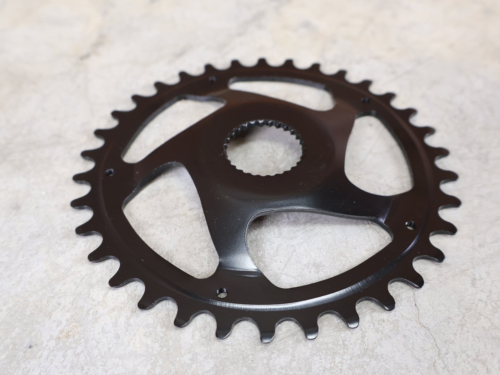 Kettenblatt von Kmc, KMC BOSCH GEN 4 E - BIKE KETTENBLATT 34T – 11/128" / 52 MM KETTENLINIE / CRMO vor USEDBIKES - OB.DE Hintergrund
