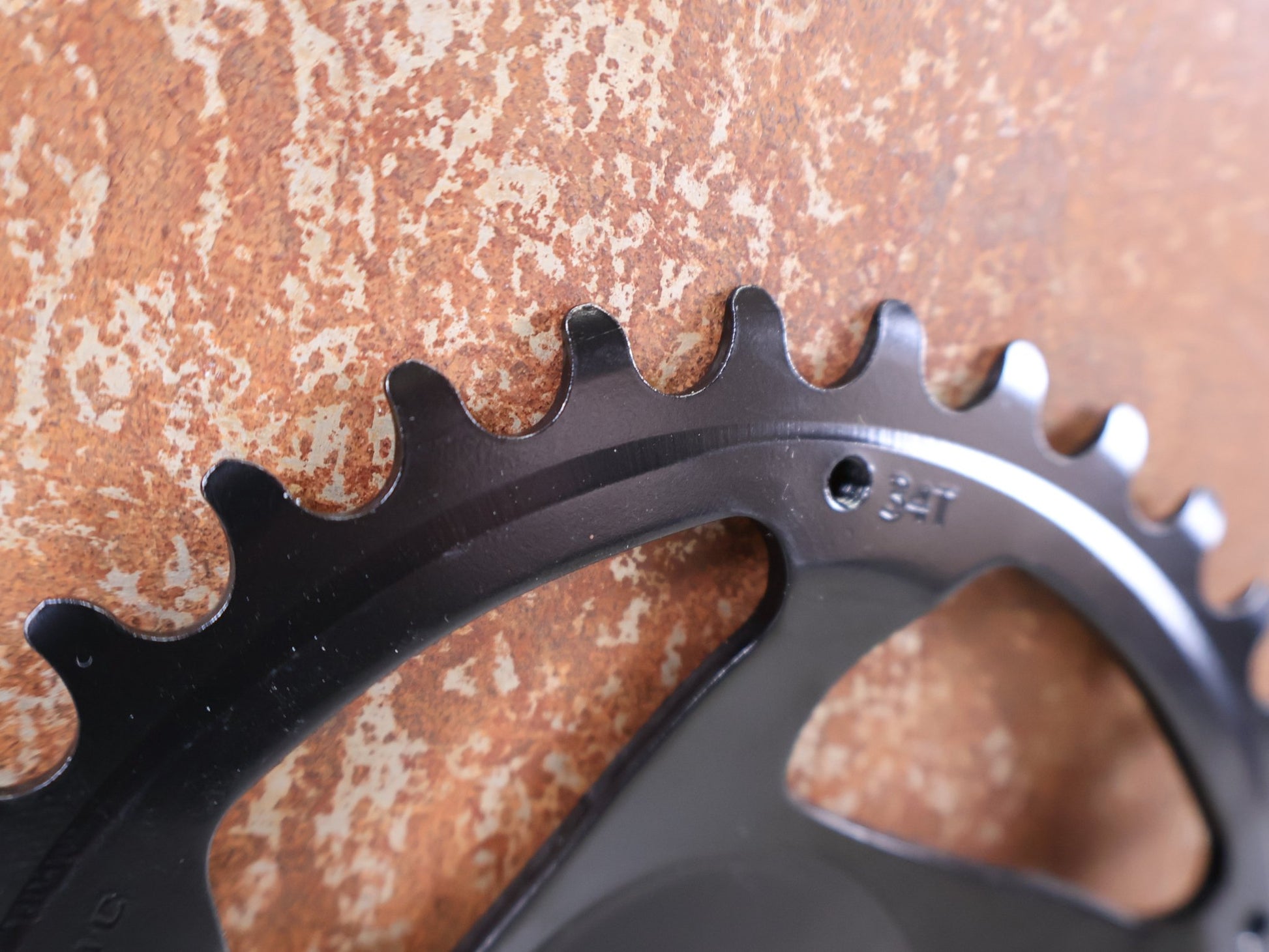 Kettenblatt von Kmc, KMC BOSCH GEN 4 E - BIKE KETTENBLATT 34T – 11/128" / 52 MM KETTENLINIE / CRMO vor USEDBIKES - OB.DE Hintergrund