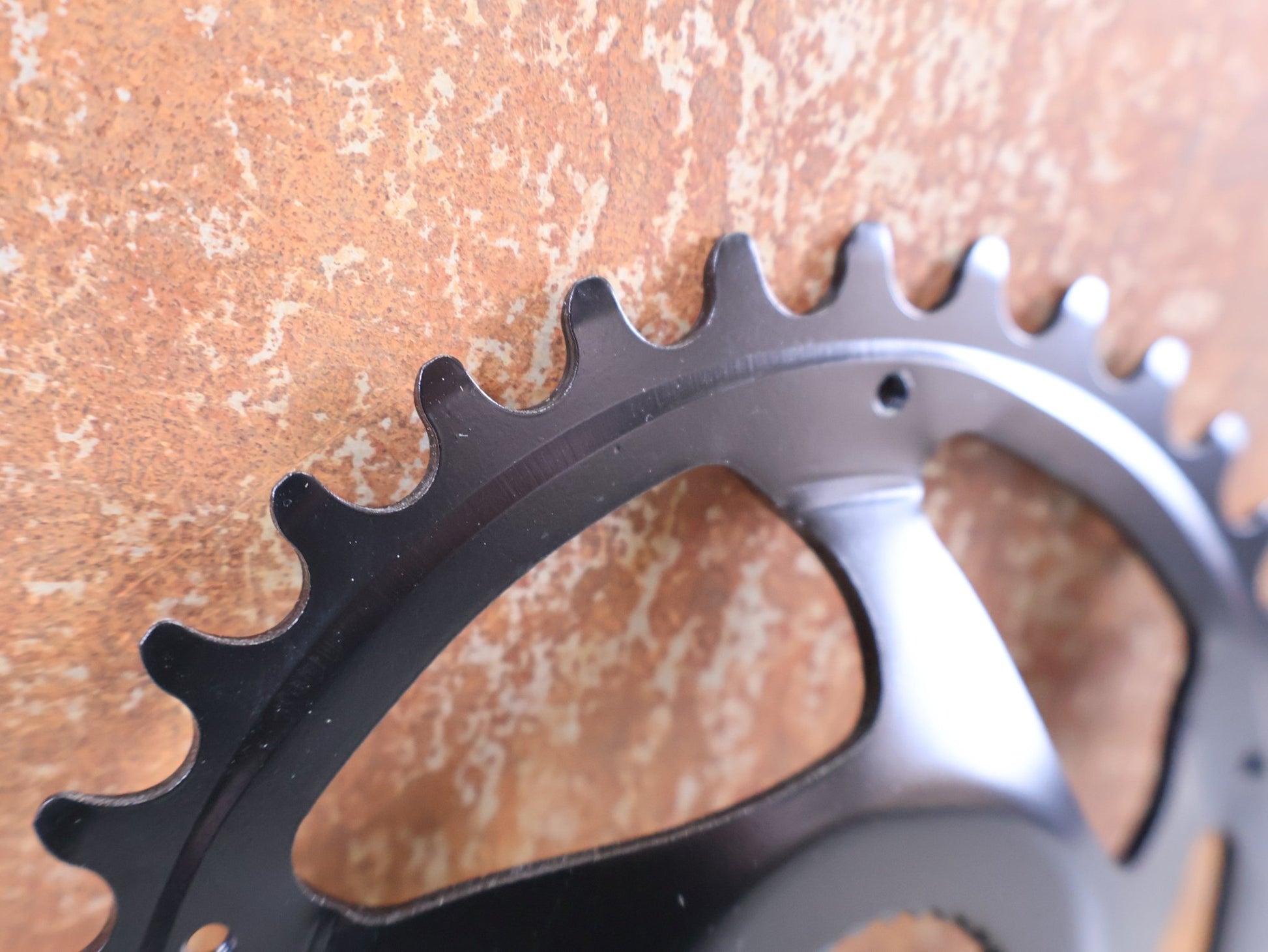 Kettenblatt von Kmc, KMC BOSCH GEN 4 E - BIKE KETTENBLATT 34T – 11/128" / 52 MM KETTENLINIE / CRMO vor USEDBIKES - OB.DE Hintergrund