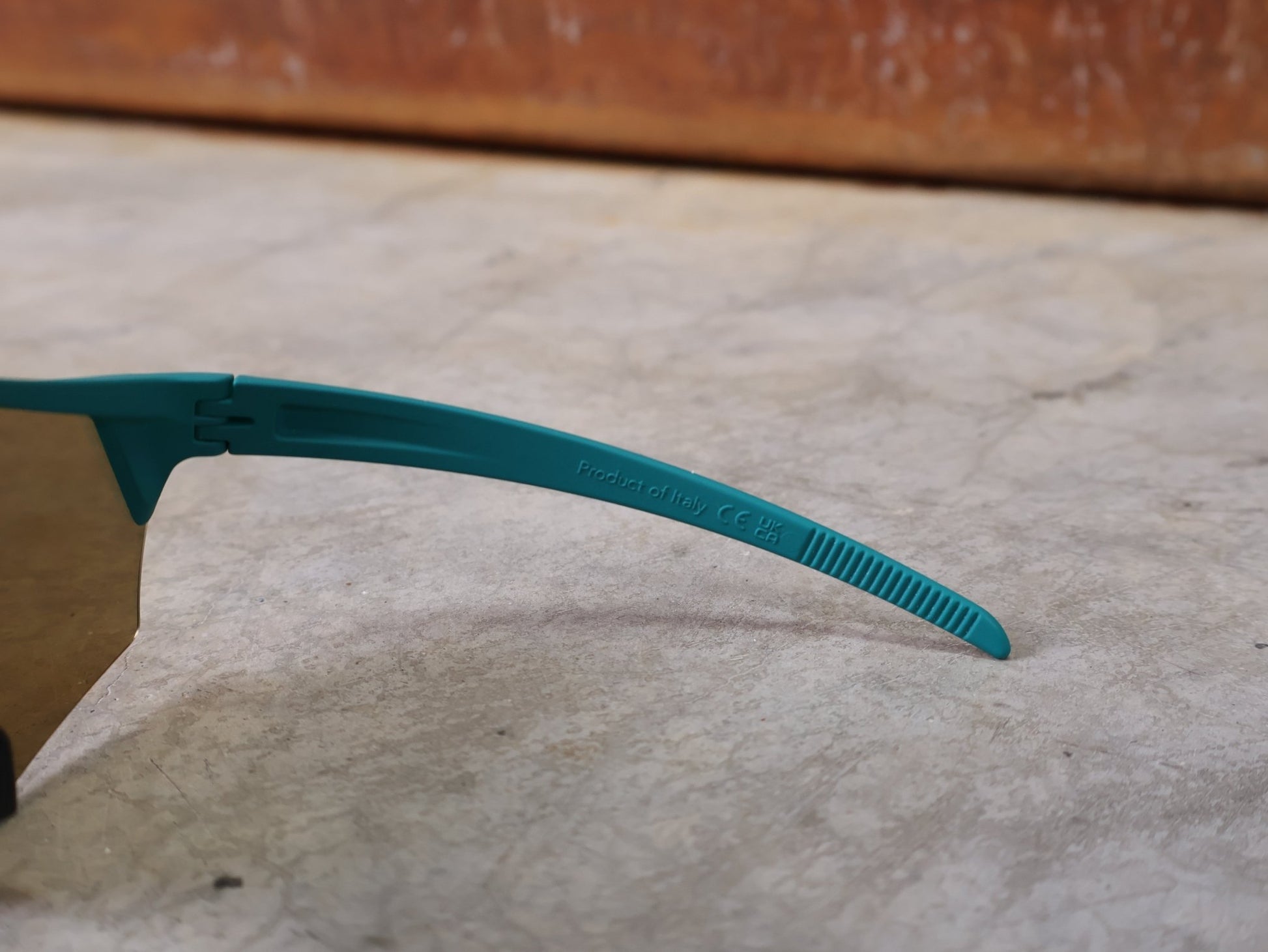 Brillen von Koo, KOO ALIBI BRILLE – PERSIAN GREEN MATT / ORANGE MIRROR vor USEDBIKES - OB.DE Hintergrund
