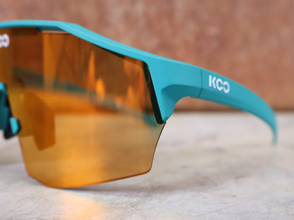 Brillen von Koo, KOO ALIBI BRILLE – PERSIAN GREEN MATT / ORANGE MIRROR vor USEDBIKES - OB.DE Hintergrund