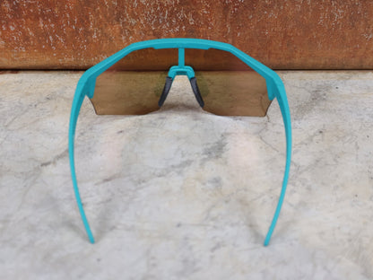 Brillen von Koo, KOO ALIBI BRILLE – PERSIAN GREEN MATT / ORANGE MIRROR vor USEDBIKES - OB.DE Hintergrund