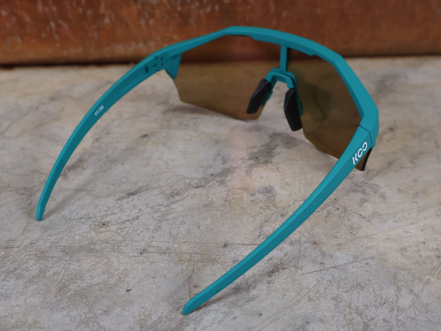 Brillen von Koo, KOO ALIBI BRILLE – PERSIAN GREEN MATT / ORANGE MIRROR vor USEDBIKES - OB.DE Hintergrund