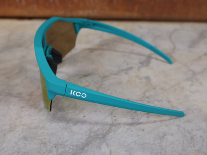 Brillen von Koo, KOO ALIBI BRILLE – PERSIAN GREEN MATT / ORANGE MIRROR vor USEDBIKES - OB.DE Hintergrund