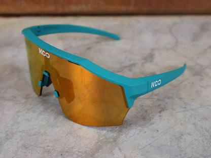Brillen von Koo, KOO ALIBI BRILLE – PERSIAN GREEN MATT / ORANGE MIRROR vor USEDBIKES - OB.DE Hintergrund