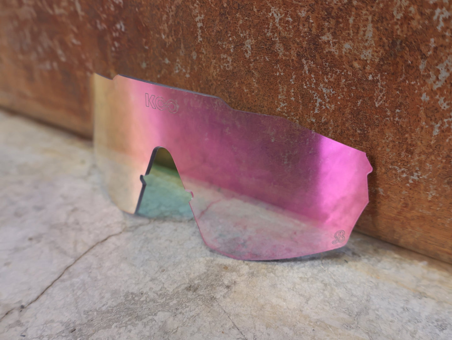 Brillen Zubehör & Ersatzteile von Koo, KOO ALIBI LENS ERSATZGLAS – RED BULL BORA HANSGROHE EDITION – PHOTOCHROMIC FUCHSIA MIRROR vor USEDBIKES - OB.DE Hintergrund