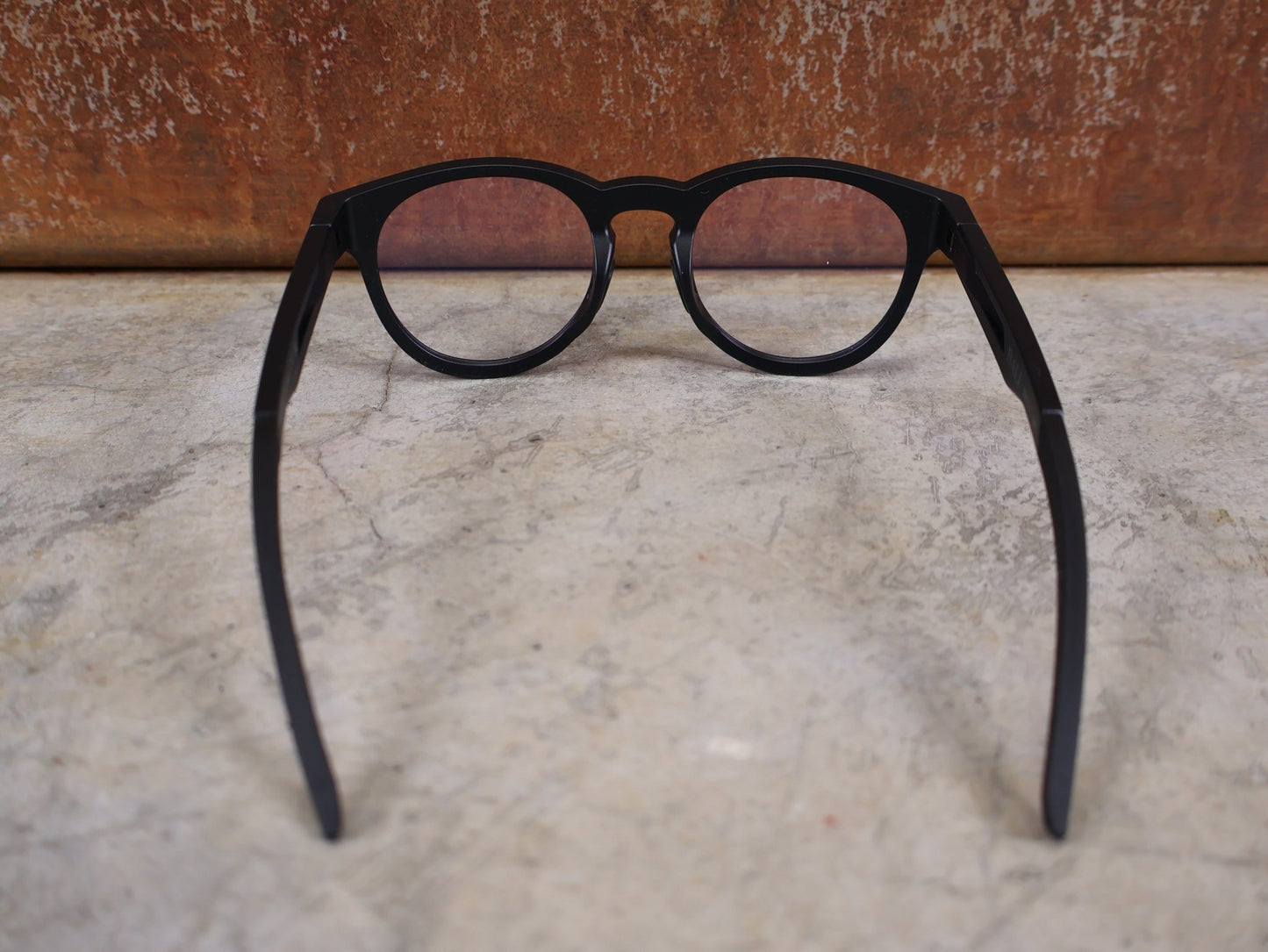 Brillen von Koo, KOO BALI BRILLE – BLACK MATT / DEMO - GLAS vor USEDBIKES - OB.DE Hintergrund