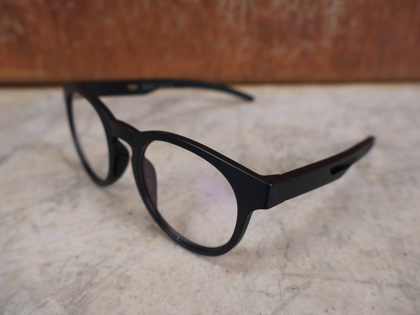Brillen von Koo, KOO BALI BRILLE – BLACK MATT / DEMO - GLAS vor USEDBIKES - OB.DE Hintergrund