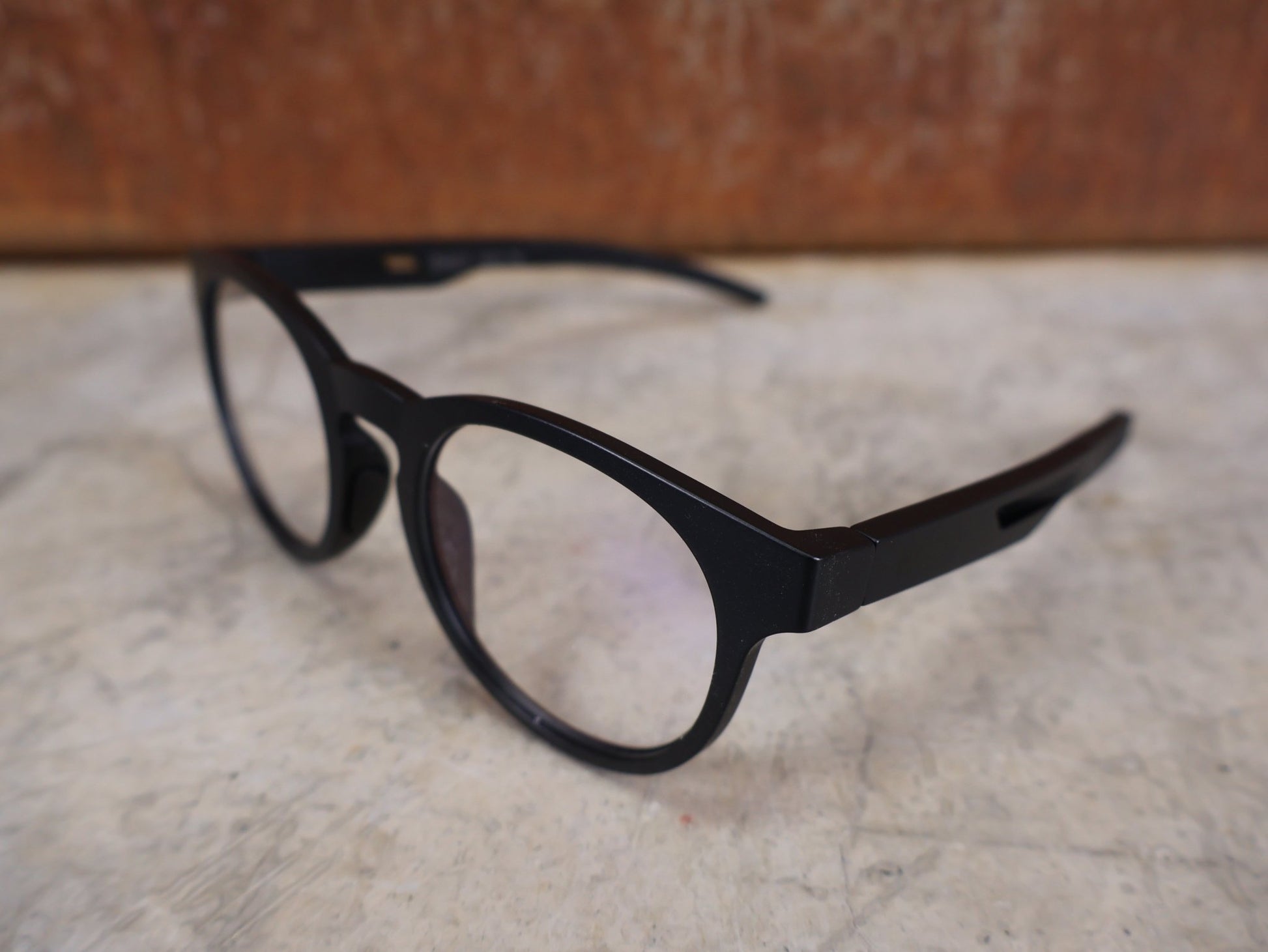 Brillen von Koo, KOO BALI BRILLE – BLACK MATT / DEMO - GLAS vor USEDBIKES - OB.DE Hintergrund