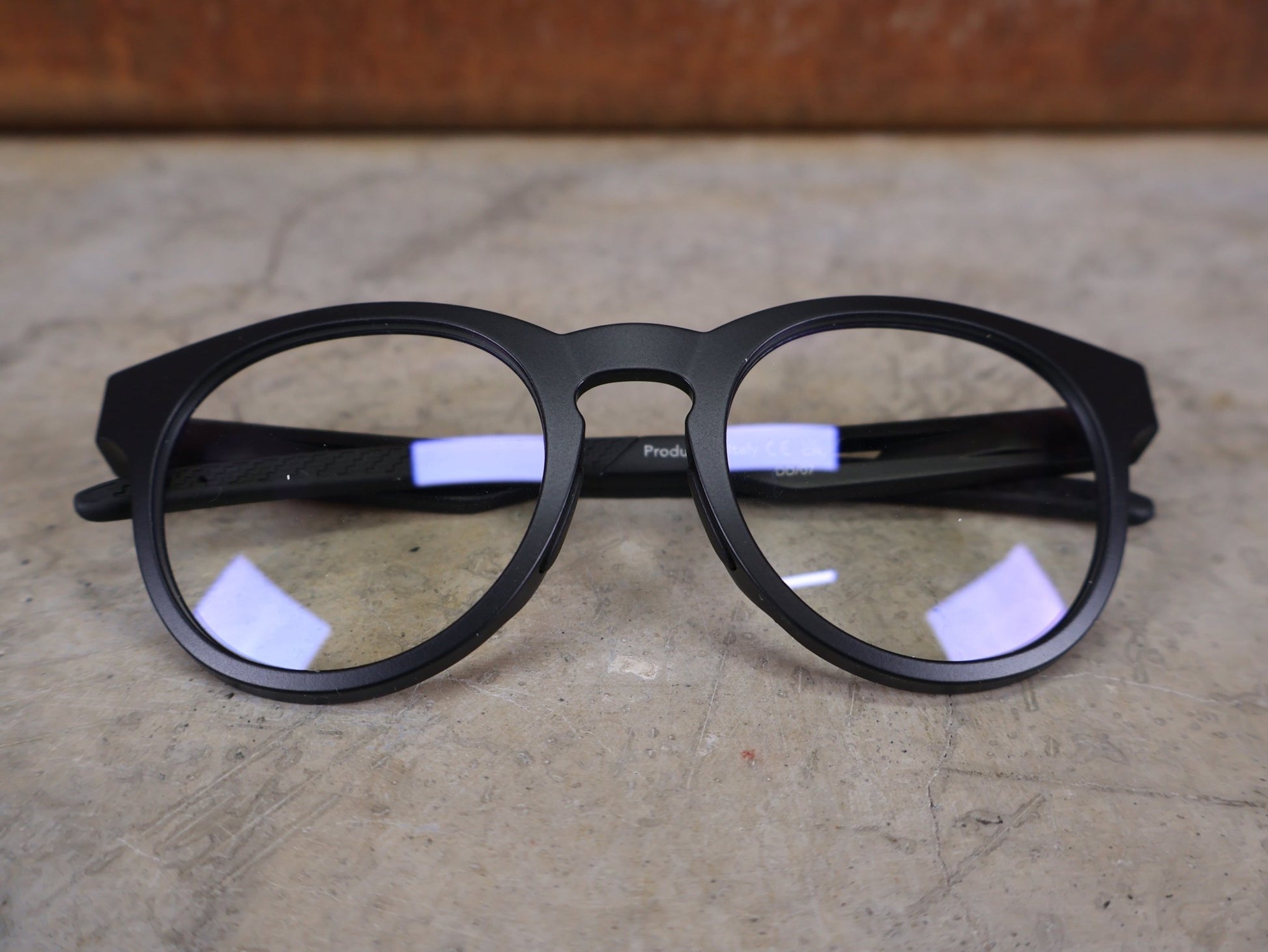 Brillen von Koo, KOO BALI BRILLE – BLACK MATT / DEMO - GLAS vor USEDBIKES - OB.DE Hintergrund