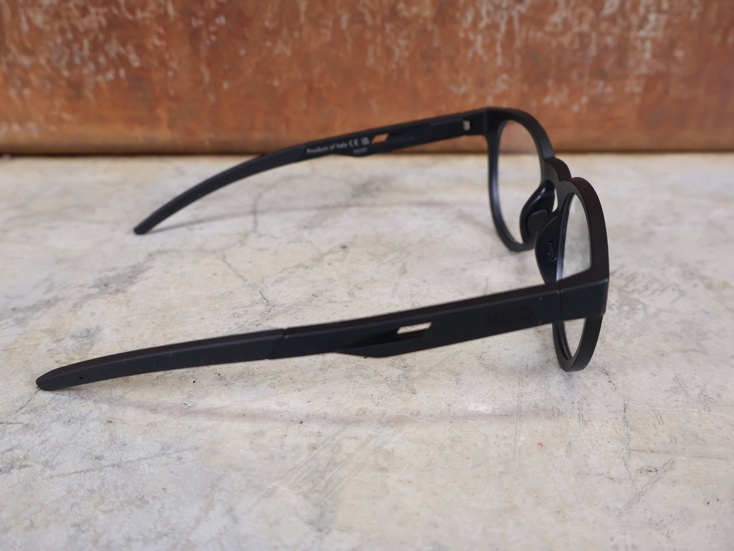 Brillen von Koo, KOO BALI BRILLE – BLACK MATT / DEMO - GLAS vor USEDBIKES - OB.DE Hintergrund
