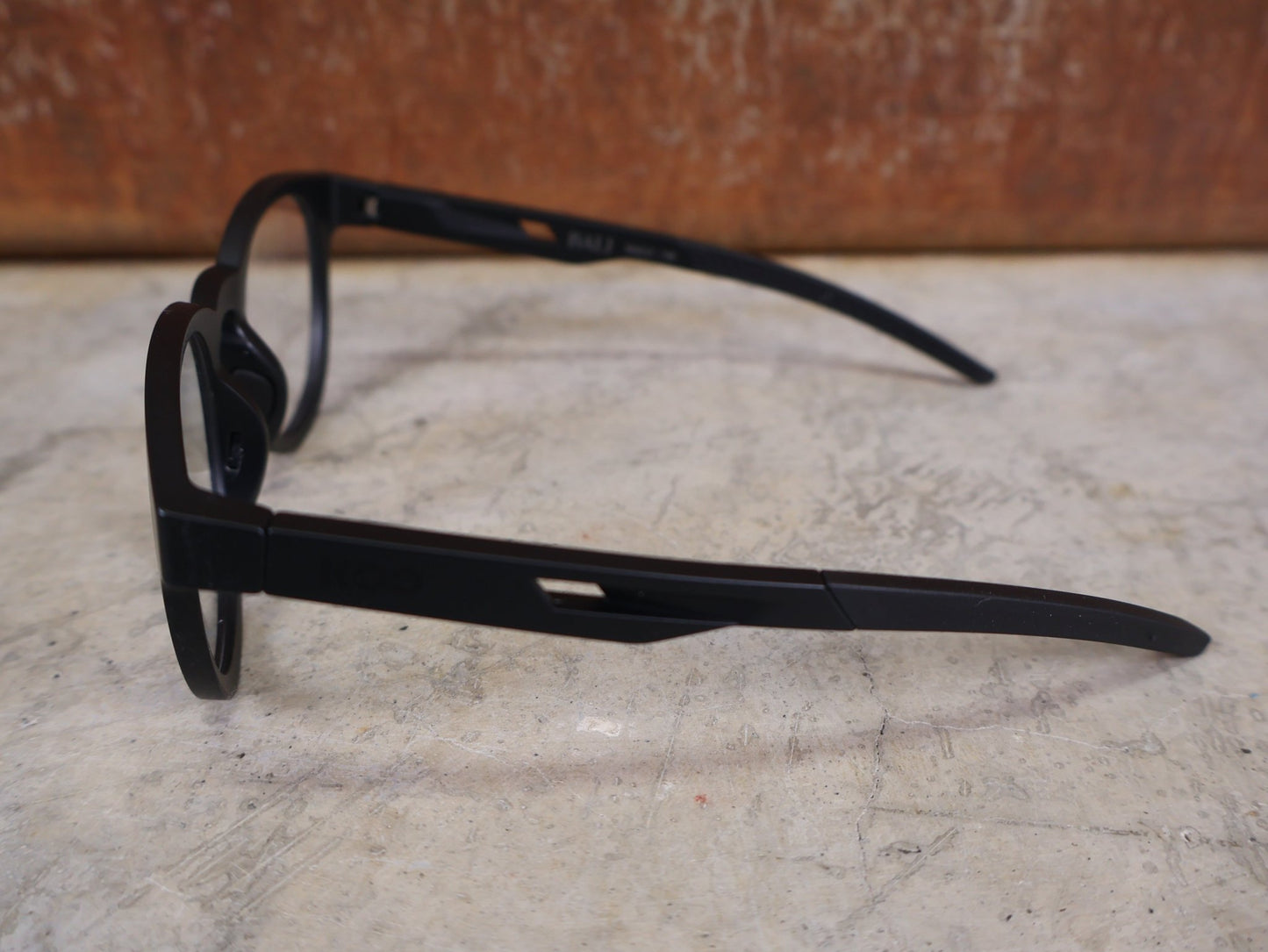Brillen von Koo, KOO BALI BRILLE – BLACK MATT / DEMO - GLAS vor USEDBIKES - OB.DE Hintergrund