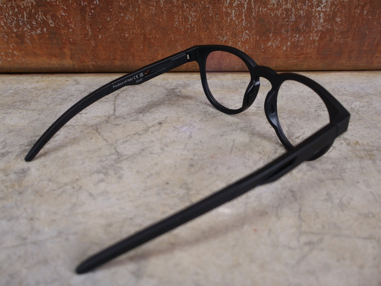 Brillen von Koo, KOO BALI BRILLE – BLACK MATT / DEMO - GLAS vor USEDBIKES - OB.DE Hintergrund