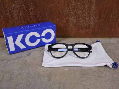 Brillen von Koo, KOO BALI BRILLE – BLACK MATT / DEMO - GLAS vor USEDBIKES - OB.DE Hintergrund