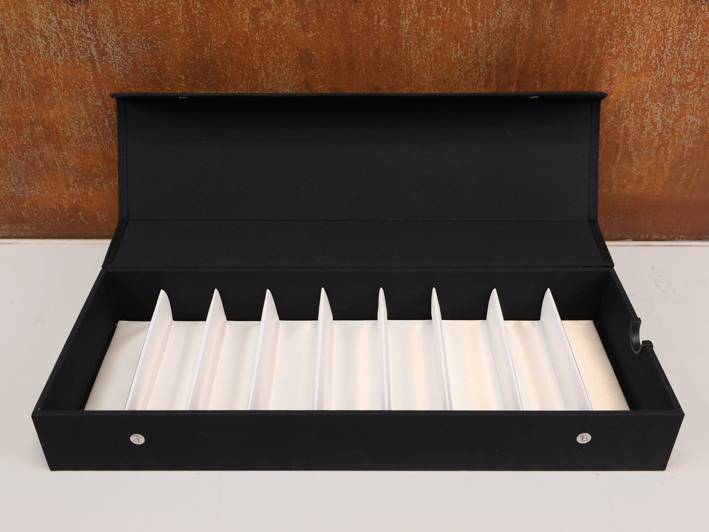 Brillen Zubehör & Ersatzteile von Koo, KOO BRILLENBOX PRÄSENTATIONSETUI 53.5X21.5CM / STORAGE BOX 9 FÄCHER vor USEDBIKES-OB.DE Hintergrund
