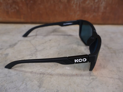 Brillen von Koo, KOO CALIFORNIA BRILLE – SCHWARZ MATT / RED MIRROR – RED BULL – BORA – HANSGROHE EDITION vor USEDBIKES - OB.DE Hintergrund