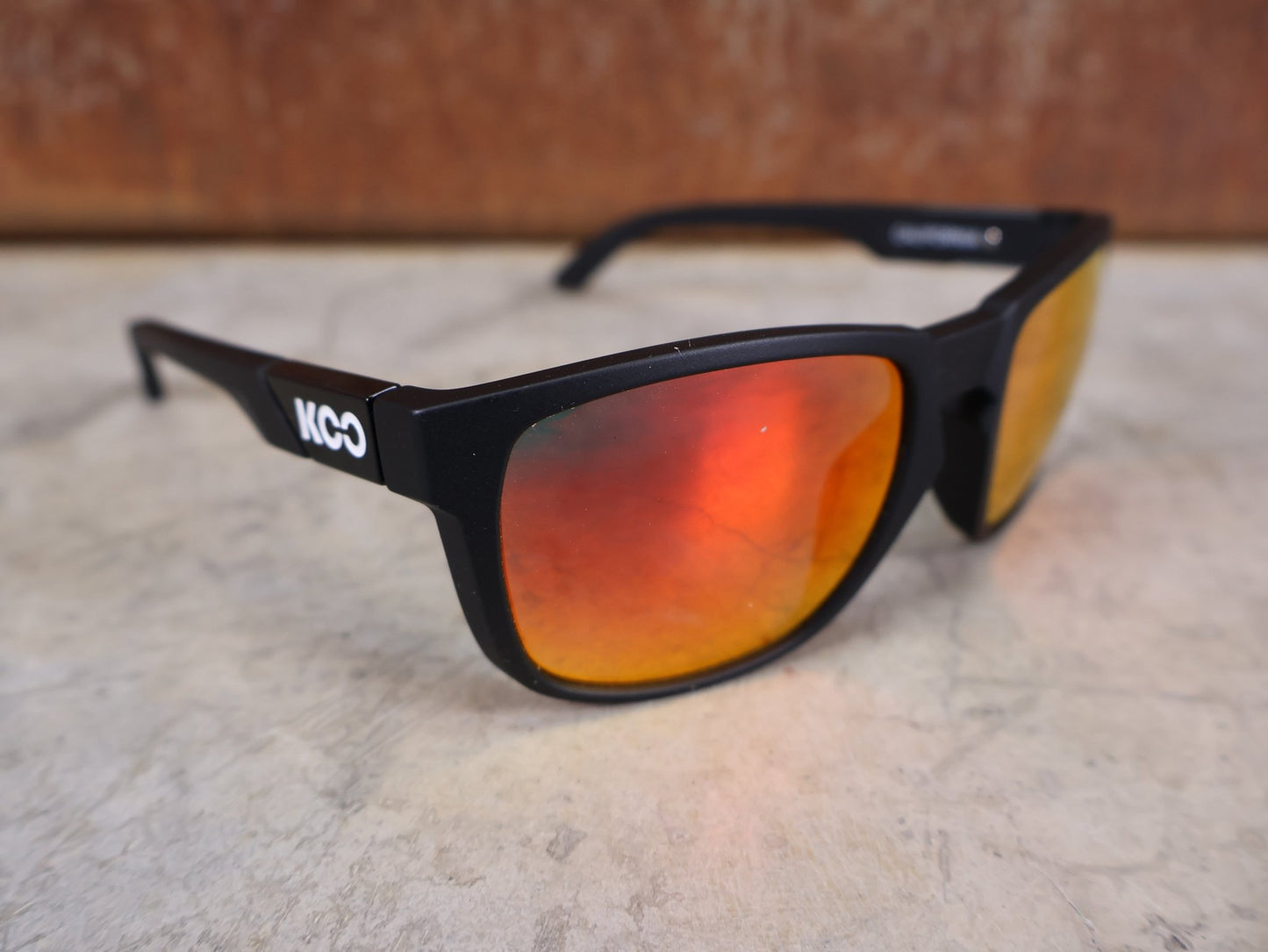 Brillen von Koo, KOO CALIFORNIA BRILLE – SCHWARZ MATT / RED MIRROR – RED BULL – BORA – HANSGROHE EDITION vor USEDBIKES - OB.DE Hintergrund