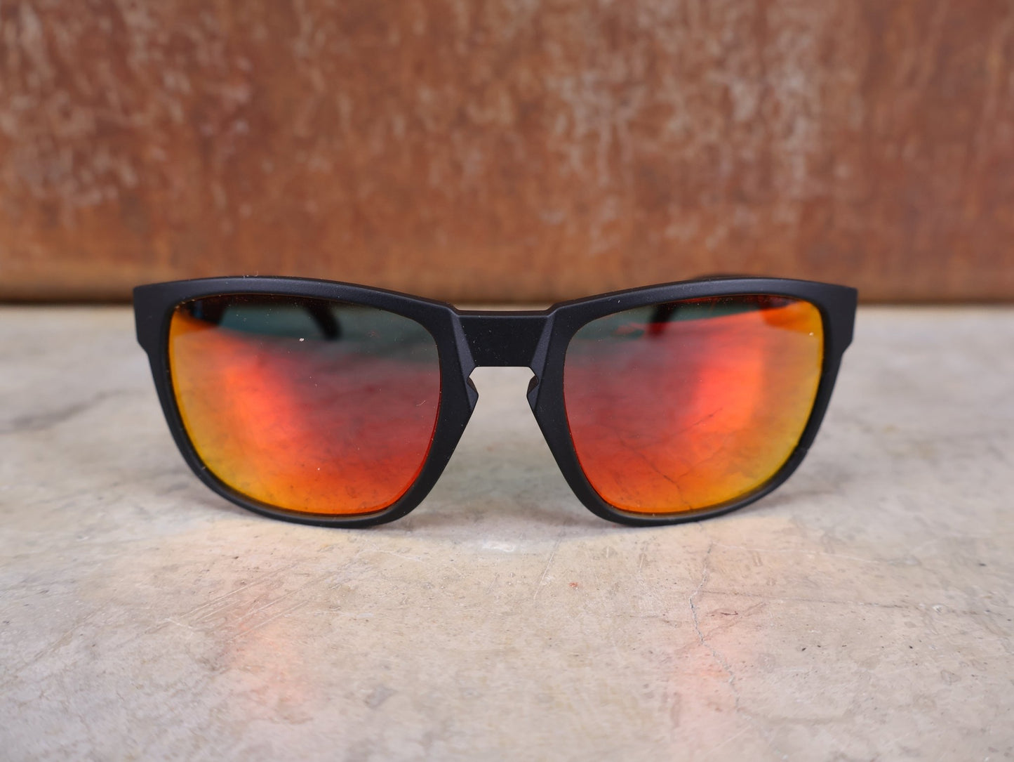 Brillen von Koo, KOO CALIFORNIA BRILLE – SCHWARZ MATT / RED MIRROR – RED BULL – BORA – HANSGROHE EDITION vor USEDBIKES - OB.DE Hintergrund