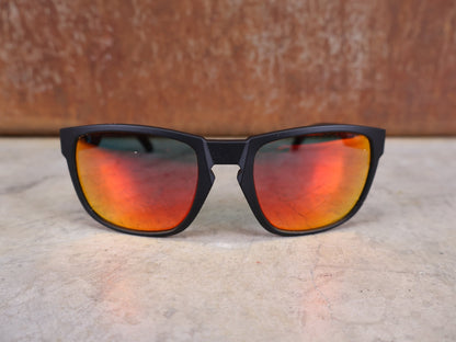 Brillen von Koo, KOO CALIFORNIA BRILLE – SCHWARZ MATT / RED MIRROR – RED BULL – BORA – HANSGROHE EDITION vor USEDBIKES - OB.DE Hintergrund