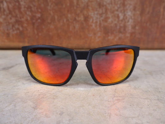 Brillen von Koo, KOO CALIFORNIA BRILLE – SCHWARZ MATT / RED MIRROR – RED BULL – BORA – HANSGROHE EDITION vor USEDBIKES - OB.DE Hintergrund