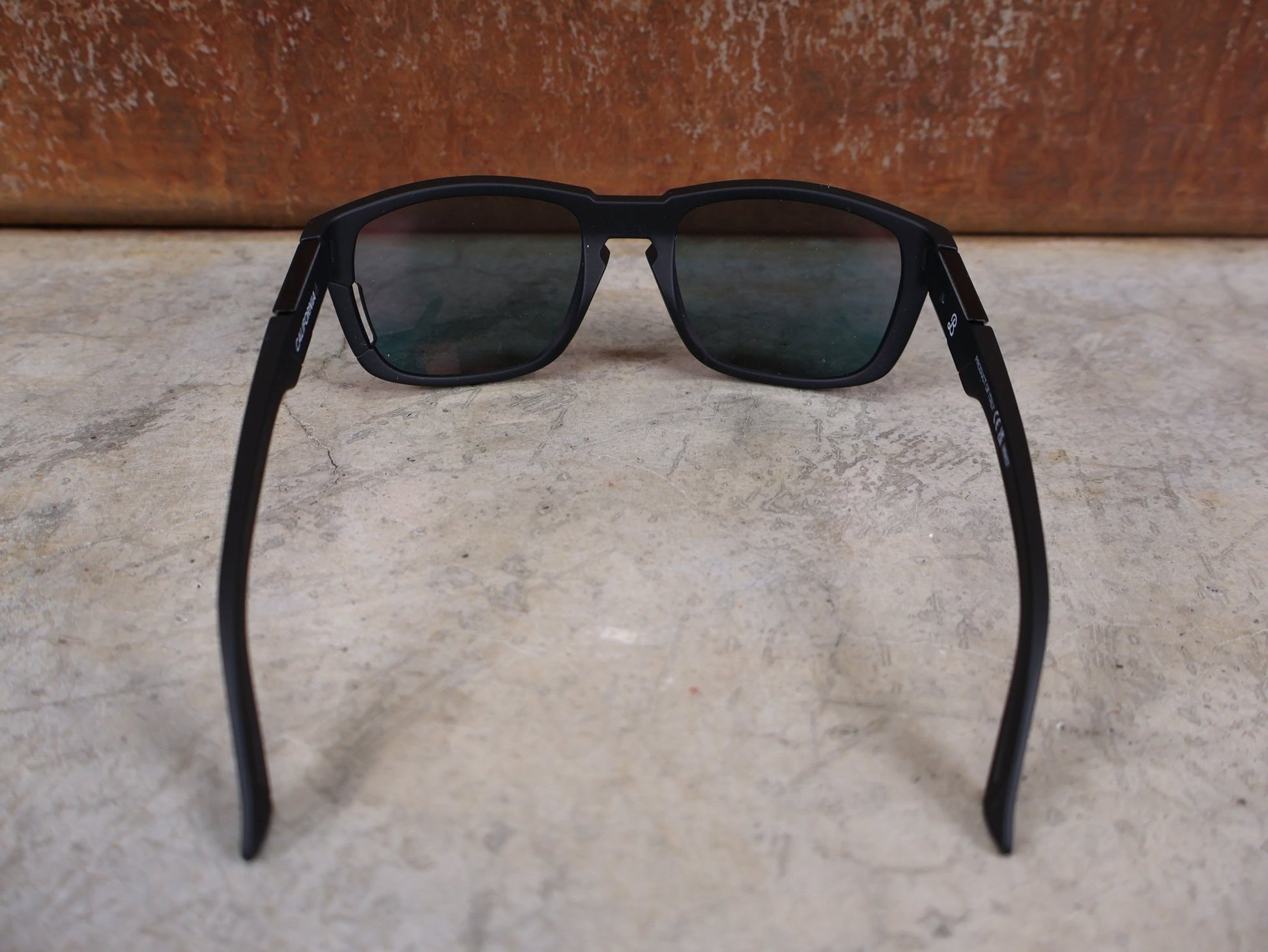 Brillen von Koo, KOO CALIFORNIA BRILLE – SCHWARZ MATT / RED MIRROR – RED BULL – BORA – HANSGROHE EDITION vor USEDBIKES - OB.DE Hintergrund