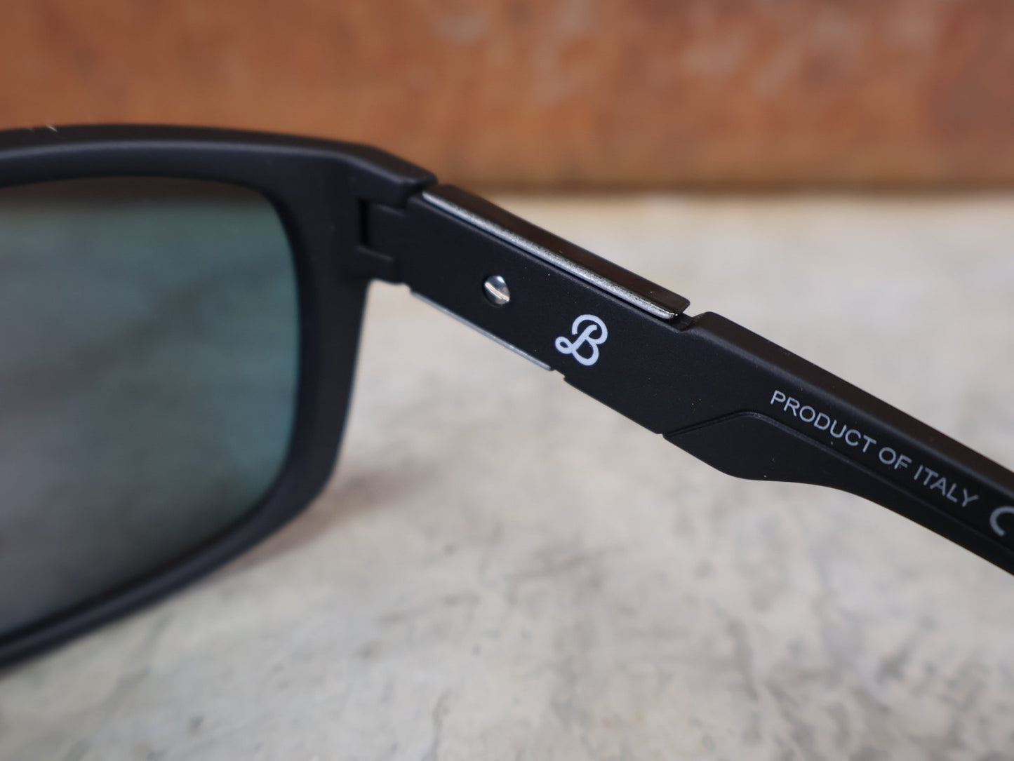 Brillen von Koo, KOO CALIFORNIA BRILLE – SCHWARZ MATT / RED MIRROR – RED BULL – BORA – HANSGROHE EDITION vor USEDBIKES - OB.DE Hintergrund