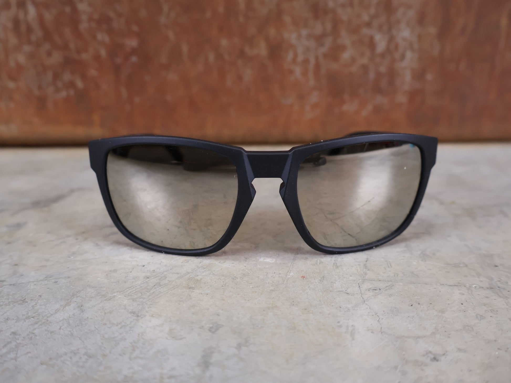 Brillen von Koo, KOO CALIFORNIA BRILLE – SCHWARZ MATT / SUPER SILVER – RED BULL – BORA – HANSGROHE EDITION vor USEDBIKES - OB.DE Hintergrund