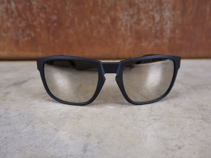 Brillen von Koo, KOO CALIFORNIA BRILLE – SCHWARZ MATT / SUPER SILVER – RED BULL – BORA – HANSGROHE EDITION vor USEDBIKES - OB.DE Hintergrund