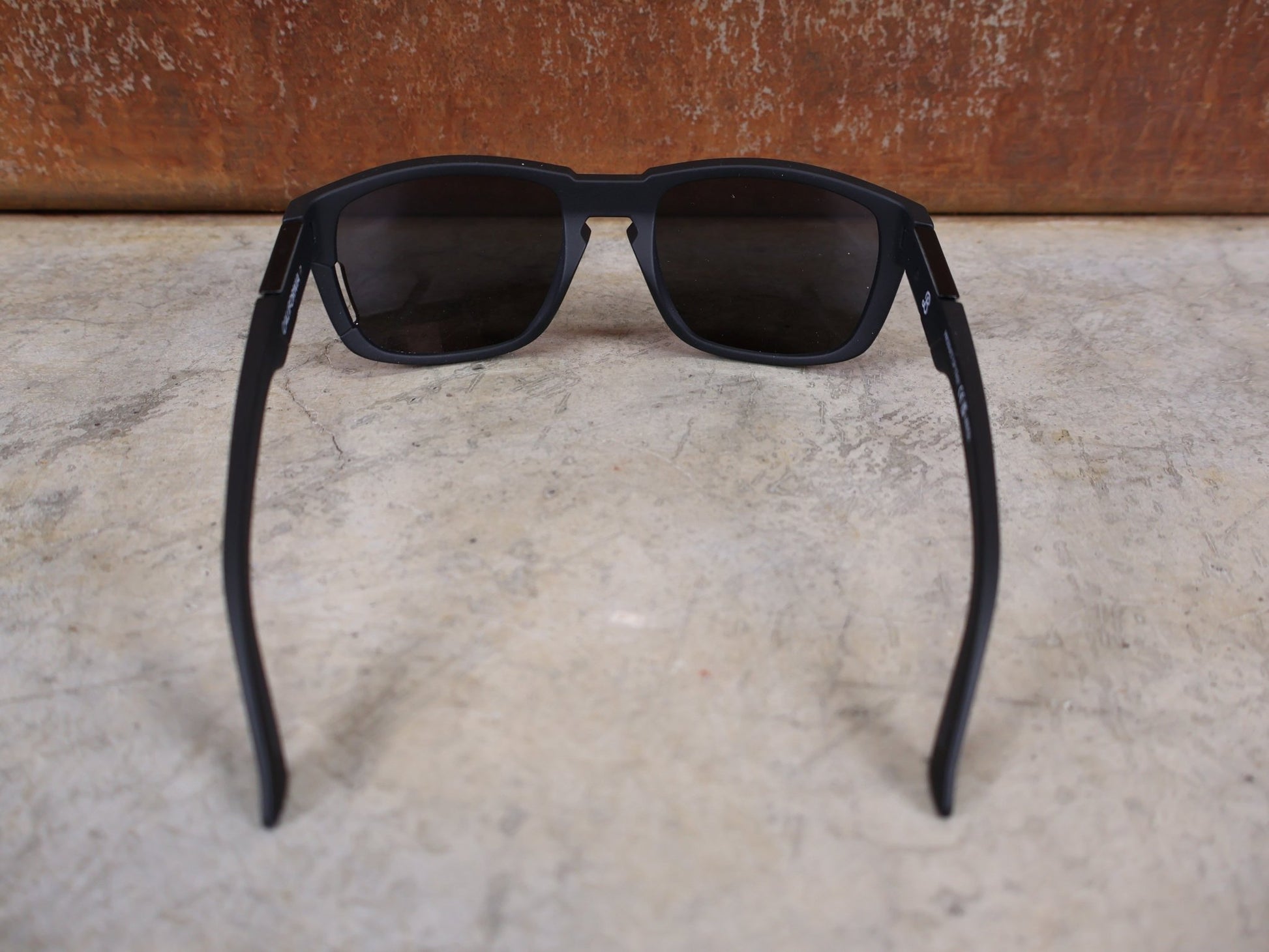 Brillen von Koo, KOO CALIFORNIA BRILLE – SCHWARZ MATT / SUPER SILVER – RED BULL – BORA – HANSGROHE EDITION vor USEDBIKES - OB.DE Hintergrund