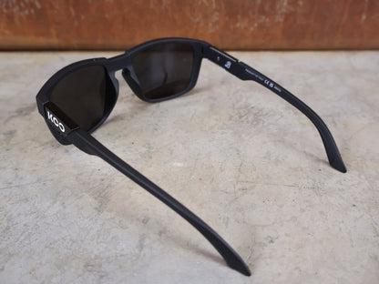 Brillen von Koo, KOO CALIFORNIA BRILLE – SCHWARZ MATT / SUPER SILVER – RED BULL – BORA – HANSGROHE EDITION vor USEDBIKES - OB.DE Hintergrund