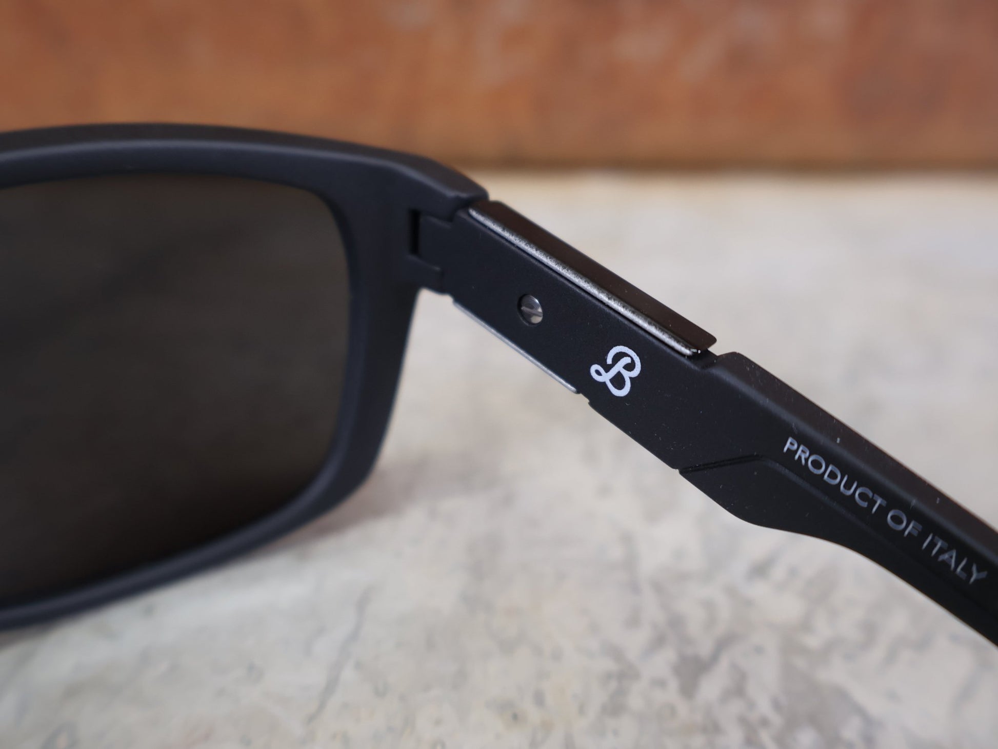 Brillen von Koo, KOO CALIFORNIA BRILLE – SCHWARZ MATT / SUPER SILVER – RED BULL – BORA – HANSGROHE EDITION vor USEDBIKES - OB.DE Hintergrund