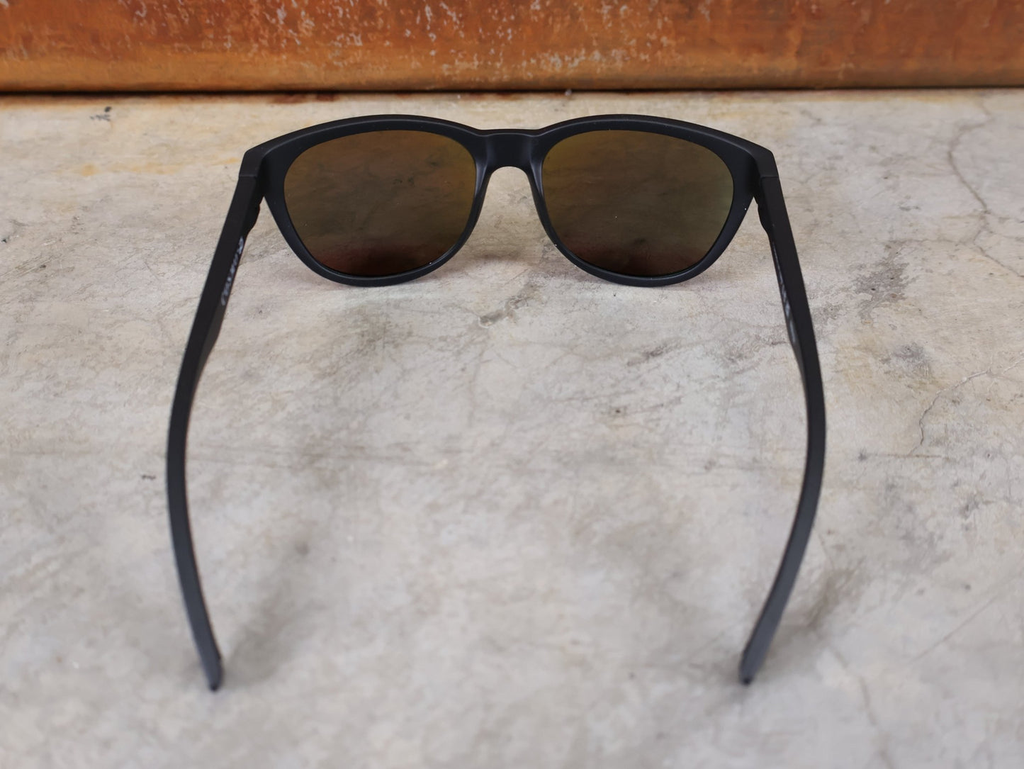 Brillen von Koo, KOO COSMO BRILLE – SCHWARZ MATT / GREEN MIRROR – RED BULL – BORA – HANSGROHE EDITION vor USEDBIKES - OB.DE Hintergrund