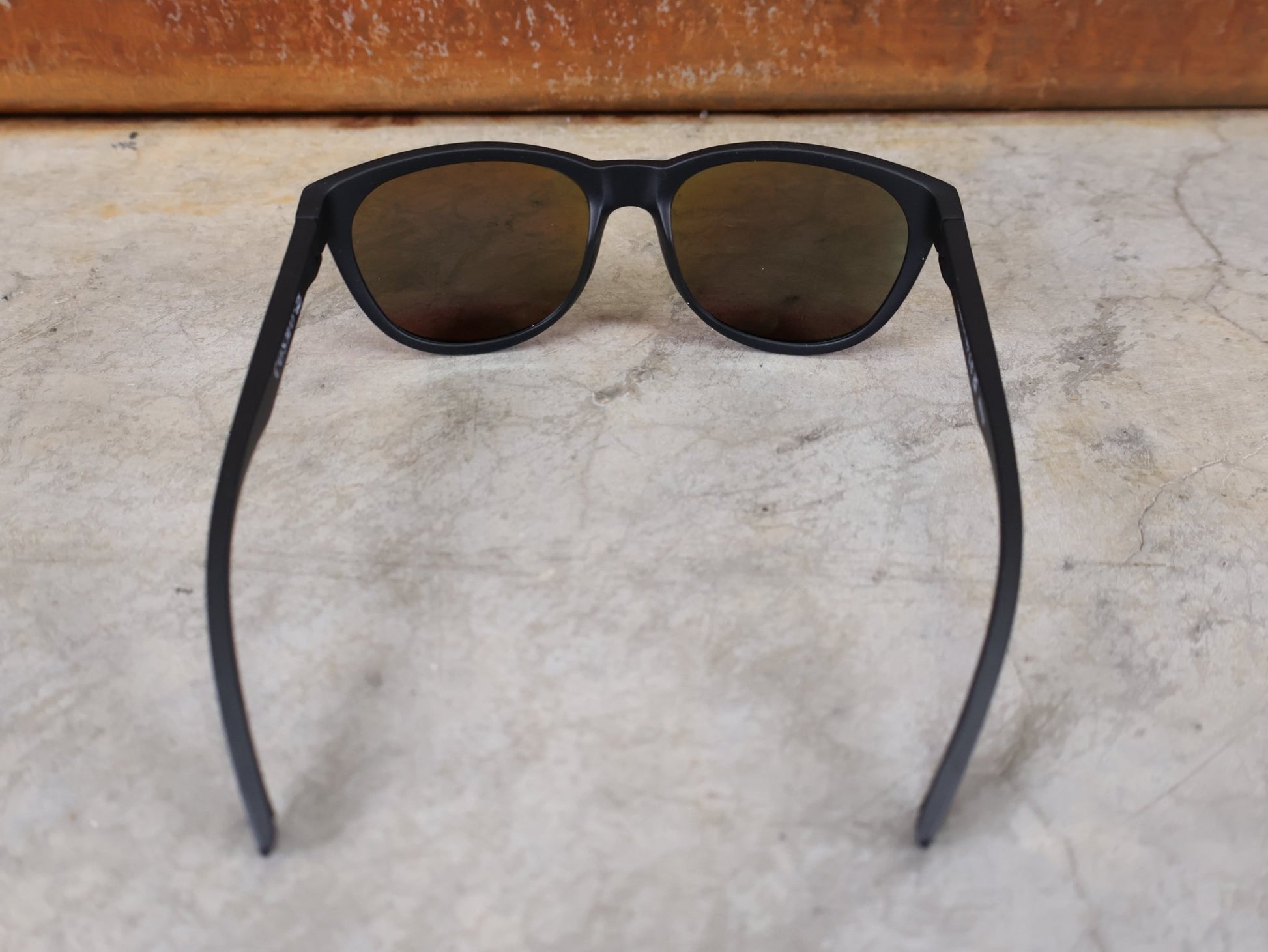 Brillen von Koo, KOO COSMO BRILLE – SCHWARZ MATT / GREEN MIRROR – RED BULL – BORA – HANSGROHE EDITION vor USEDBIKES - OB.DE Hintergrund