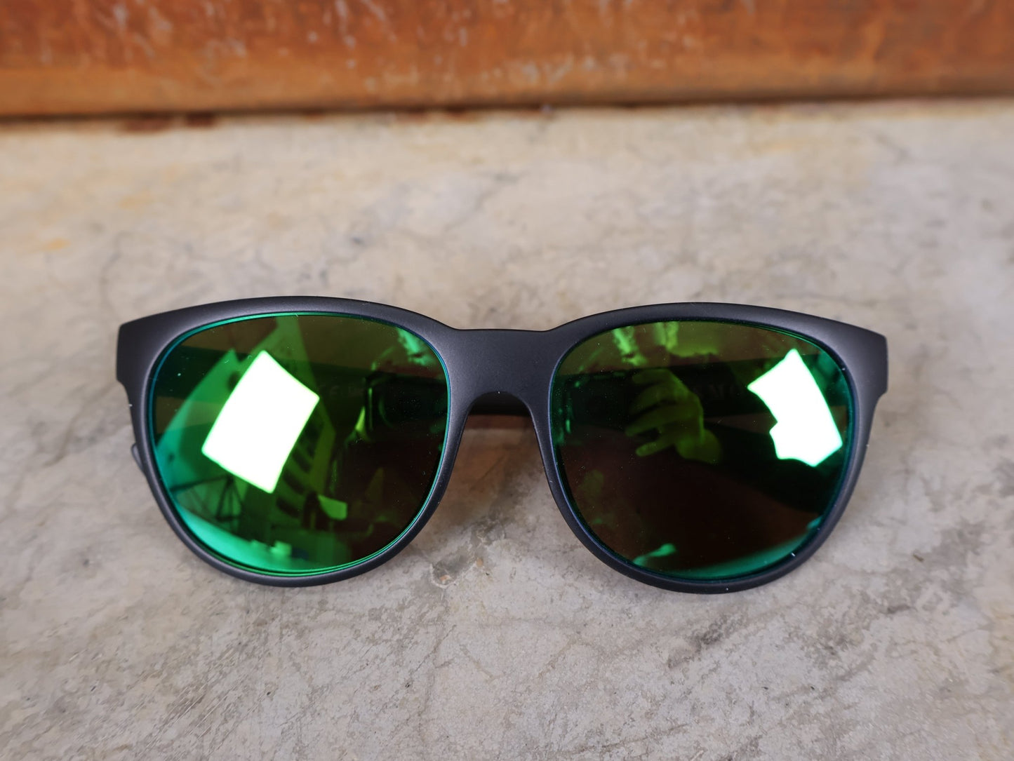 Brillen von Koo, KOO COSMO BRILLE – SCHWARZ MATT / GREEN MIRROR – RED BULL – BORA – HANSGROHE EDITION vor USEDBIKES - OB.DE Hintergrund