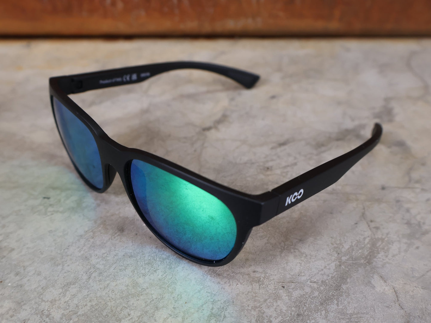 Brillen von Koo, KOO COSMO BRILLE – SCHWARZ MATT / GREEN MIRROR – RED BULL – BORA – HANSGROHE EDITION vor USEDBIKES - OB.DE Hintergrund