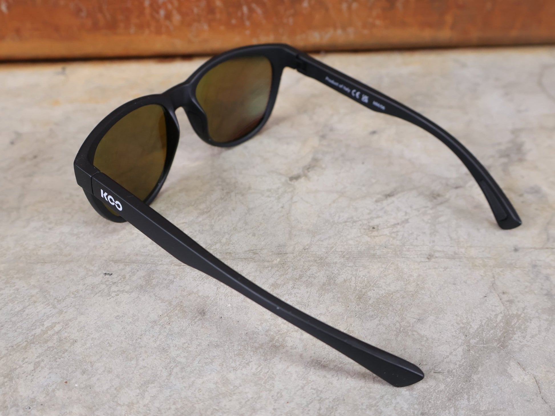 Brillen von Koo, KOO COSMO BRILLE – SCHWARZ MATT / GREEN MIRROR – RED BULL – BORA – HANSGROHE EDITION vor USEDBIKES - OB.DE Hintergrund