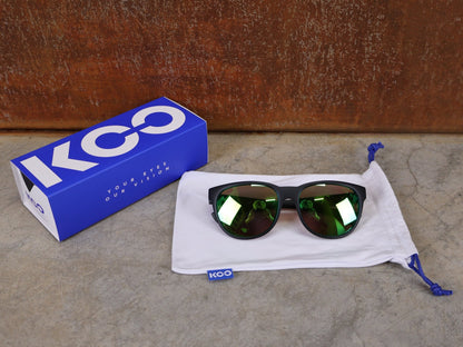 Brillen von Koo, KOO COSMO BRILLE – SCHWARZ MATT / GREEN MIRROR – RED BULL – BORA – HANSGROHE EDITION vor USEDBIKES - OB.DE Hintergrund