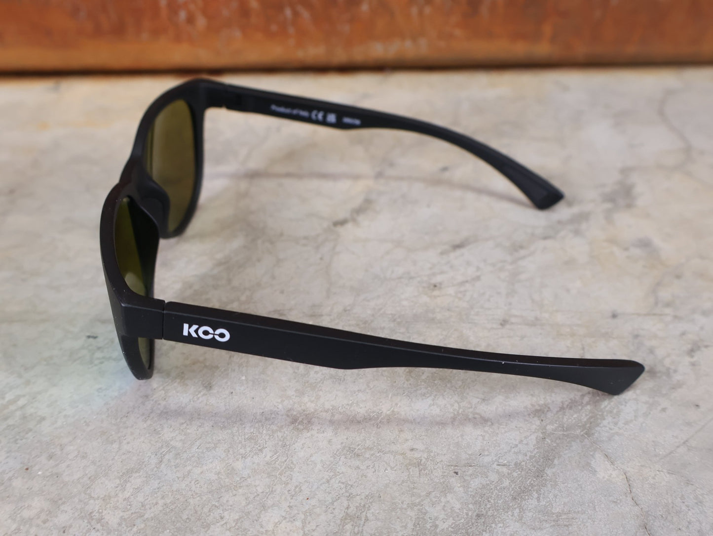 Brillen von Koo, KOO COSMO BRILLE – SCHWARZ MATT / GREEN MIRROR – RED BULL – BORA – HANSGROHE EDITION vor USEDBIKES - OB.DE Hintergrund