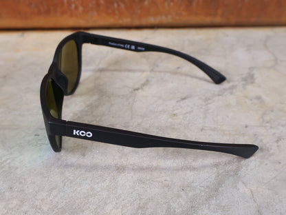 Brillen von Koo, KOO COSMO BRILLE – SCHWARZ MATT / GREEN MIRROR – RED BULL – BORA – HANSGROHE EDITION vor USEDBIKES - OB.DE Hintergrund