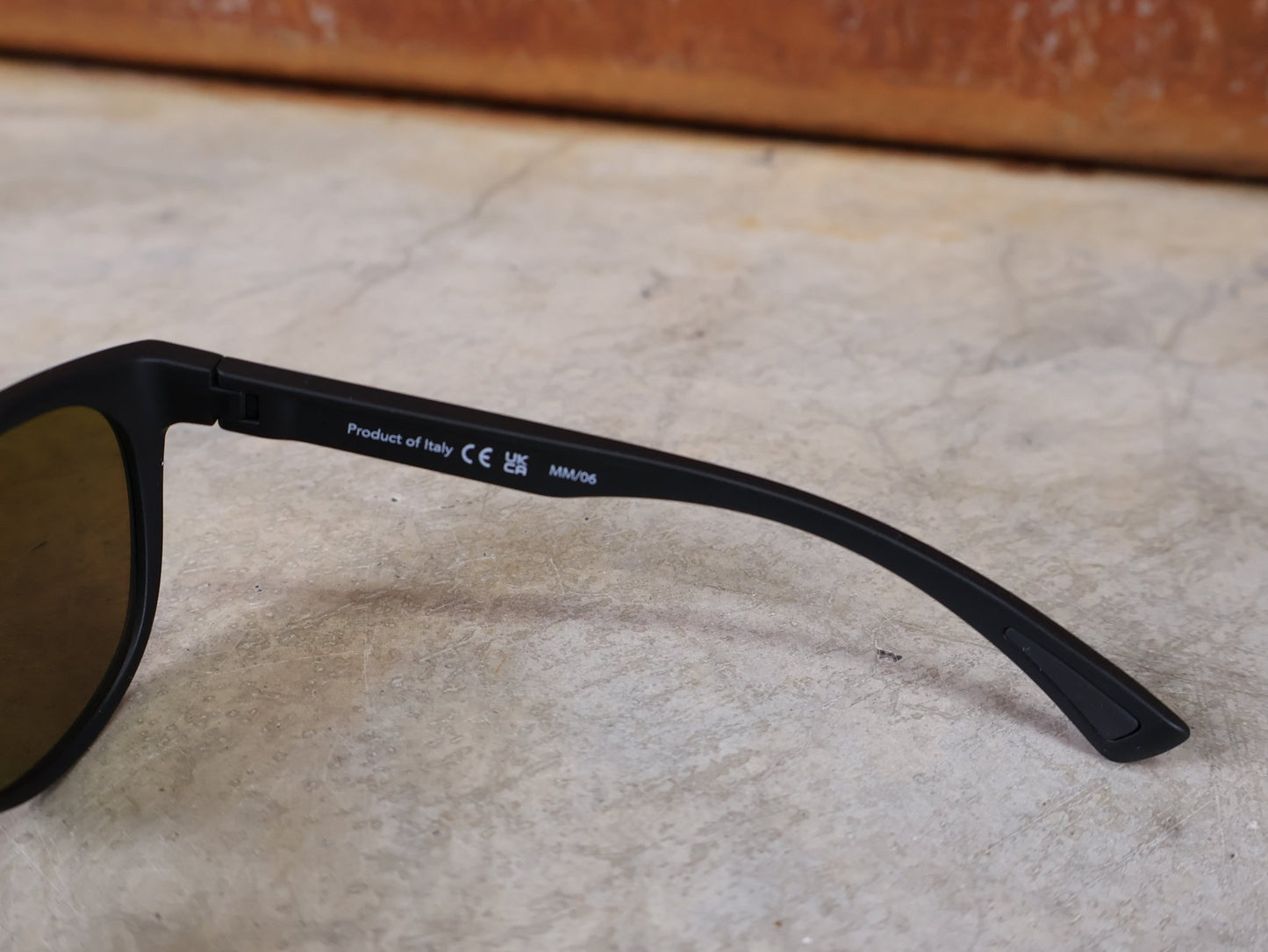 Brillen von Koo, KOO COSMO BRILLE – SCHWARZ MATT / GREEN MIRROR – RED BULL – BORA – HANSGROHE EDITION vor USEDBIKES - OB.DE Hintergrund