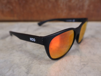 Brillen von Koo, KOO COSMO BRILLE – SCHWARZ MATT / RED MIRROR – RED BULL – BORA – HANSGROHE EDITION vor USEDBIKES - OB.DE Hintergrund