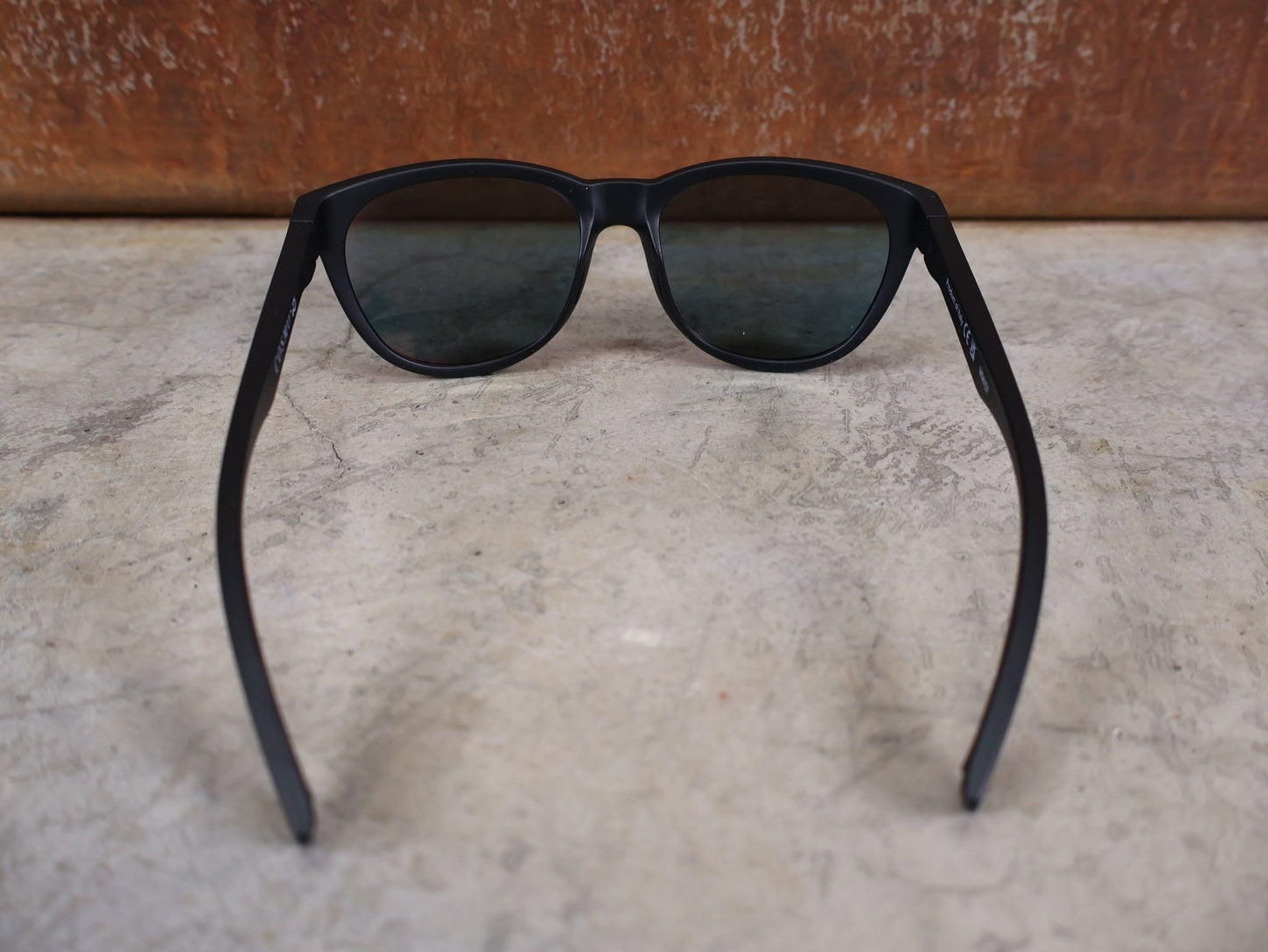 Brillen von Koo, KOO COSMO BRILLE – SCHWARZ MATT / RED MIRROR – RED BULL – BORA – HANSGROHE EDITION vor USEDBIKES - OB.DE Hintergrund