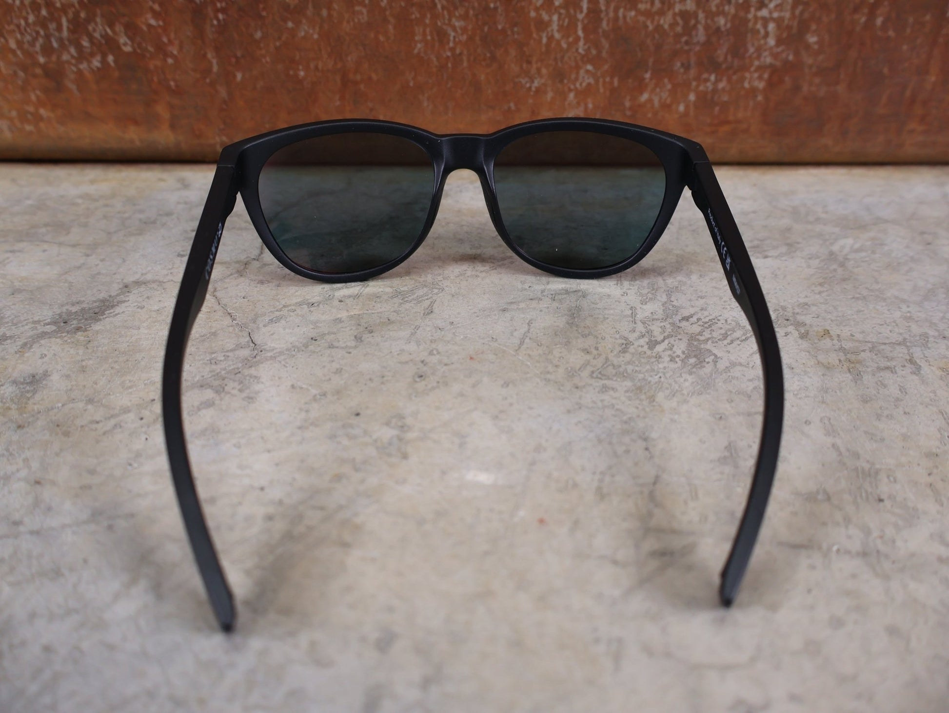 Brillen von Koo, KOO COSMO BRILLE – SCHWARZ MATT / RED MIRROR – RED BULL – BORA – HANSGROHE EDITION vor USEDBIKES - OB.DE Hintergrund